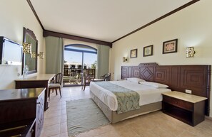 Minibar, värdeförvaringsskåp på rummet och sängkläder