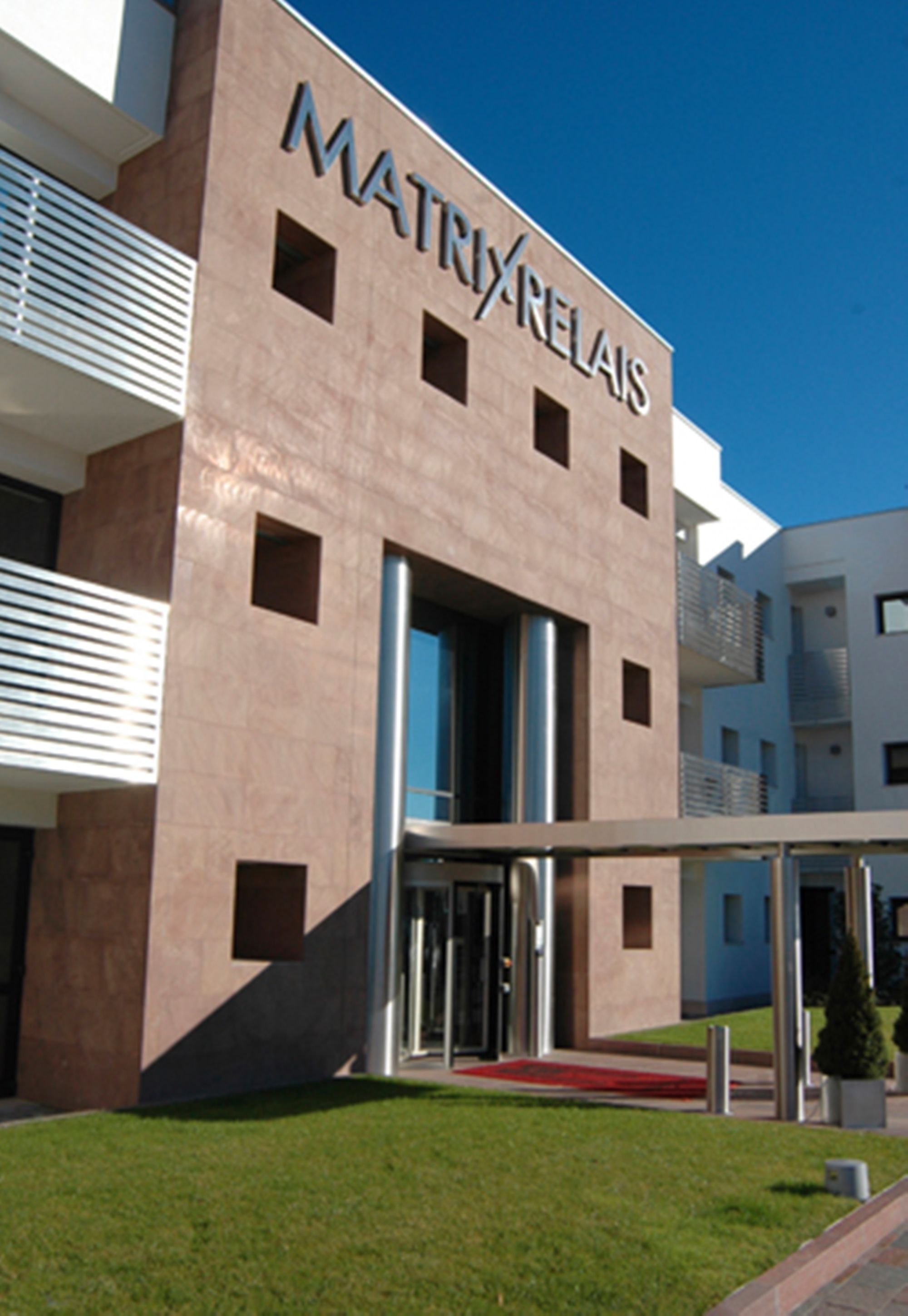 A modern building with the sign "MATRIXRELAIS" on the facade.