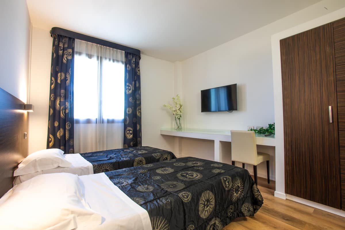 1 habitación, caja de seguridad en la habitación y muebles diferentes