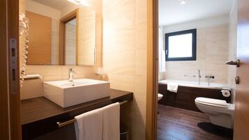 Apartamento superior, 1 habitación (1) | Baño | Ducha y bañera combinadas y artículos de higiene personal gratuitos
