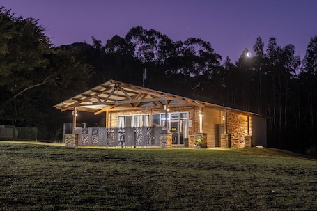 3 Bedroom Cottage - The Pinnacle | Individually decorated, individually furnished, desk, iron/ironing board. The Grampians Motel & The Views Restaurant