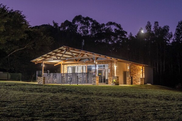 Individually decorated, individually furnished, desk, iron/ironing board - The Grampians Motel & The Views Restaurant (Halls Gap)