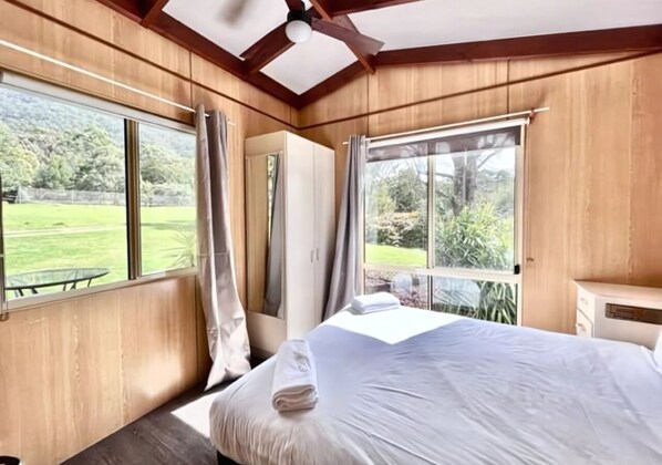 Individually decorated, individually furnished, desk, iron/ironing board - The Grampians Motel & The Views Restaurant (Halls Gap)