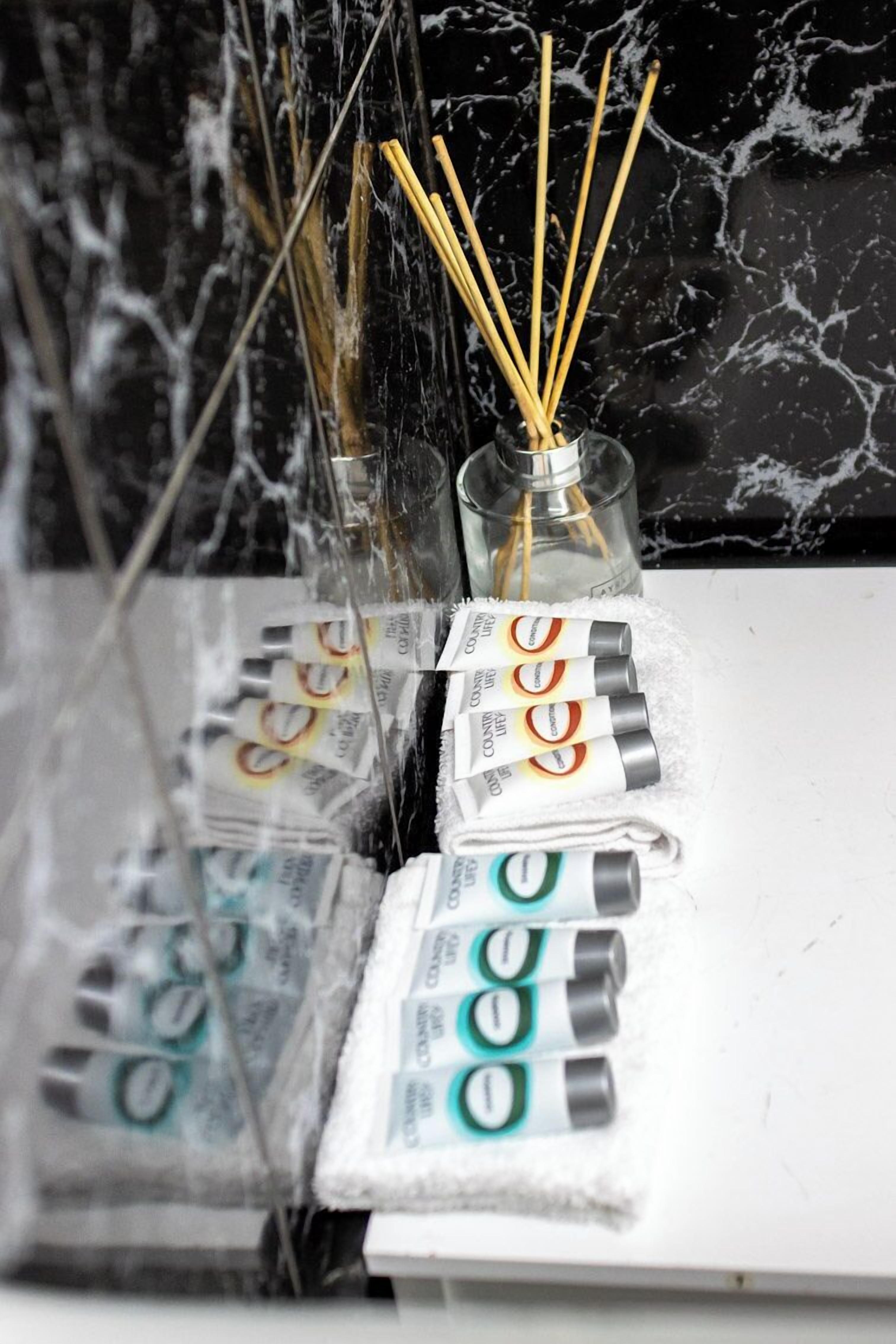 3 bedroom cottage - the pinnacle | bathroom | combined shower/bathtub, free toiletries, hair dryer, towels