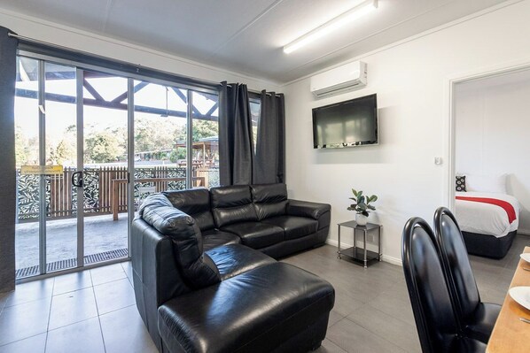 3 Bedroom Cottage - The Pinnacle | Living area | 32-inch LCD TV with digital channels, TV - The Grampians Motel & The Views Restaurant (Halls Gap)
