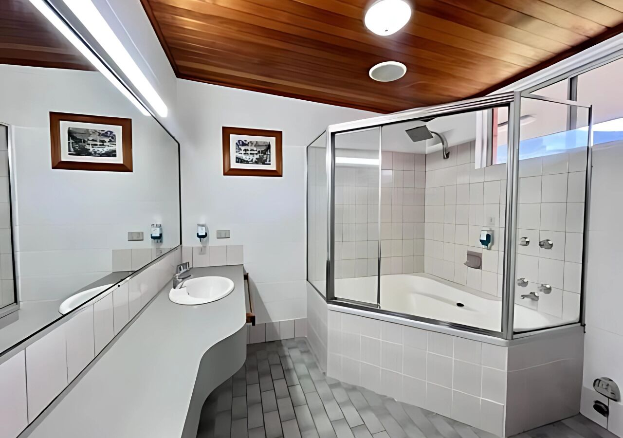 superior motel room with bath | bathroom | combined shower/bathtub, free toiletries, hair dryer, towels