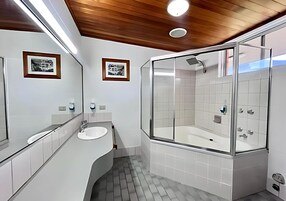 Bañera con ducha, artículos de tocador gratuitos, secador de pelo