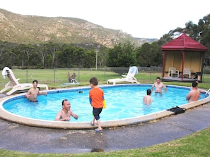 Una piscina al aire libre, tumbonas