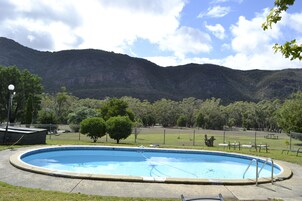 Una piscina con vistas a montañas al fondo.