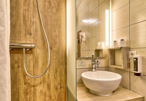 Shower, pengering rambut,  dan handuk