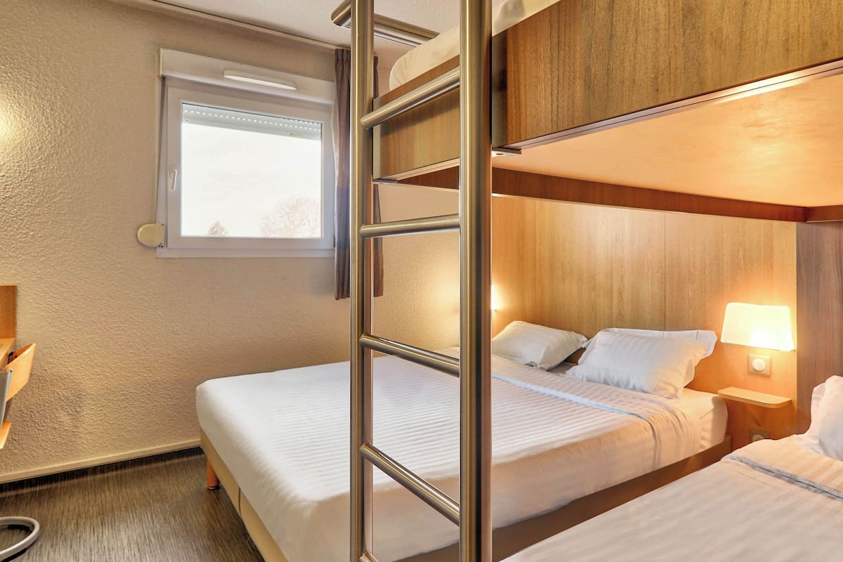 family room | 1 bedroom, desk, soundproofing, free wifi