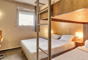 Family Room | Desk, soundproofing, free WiFi, bed sheets