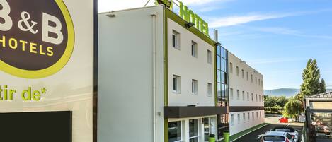 Ett B&B-hotell med modern design, kännetecknat av ett platt tak och stora fönster.