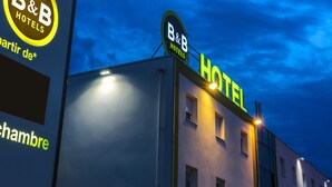 Un letrero de hotel tipo bed and breakfast con la palabra 'HOTEL' escrita en letras grandes.