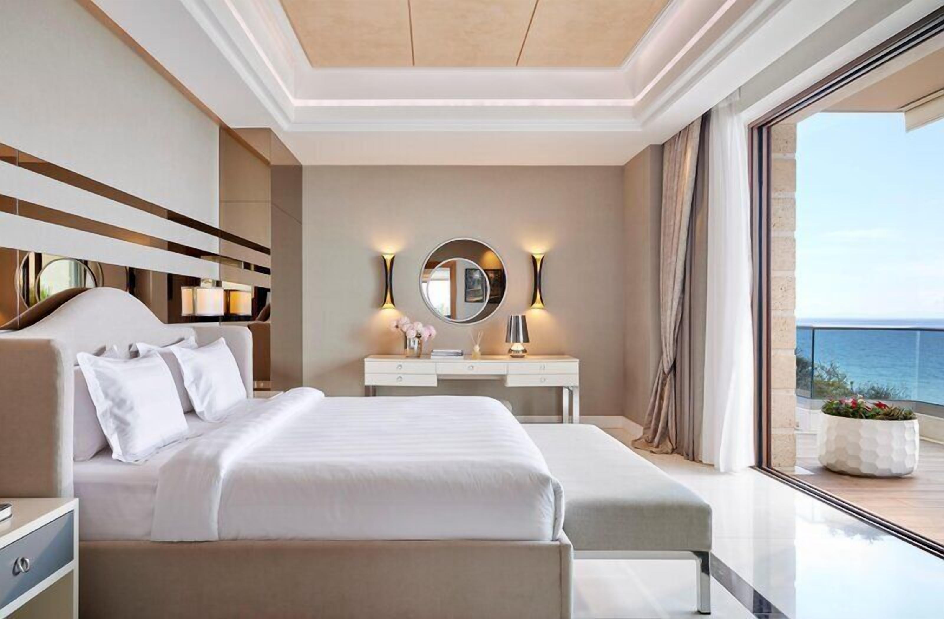 Royal Suite | Camas con efecto memoria, minibar y caja de seguridad en la habitación 