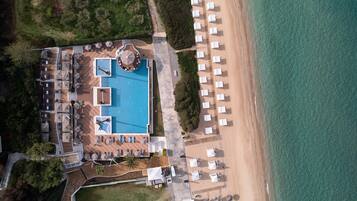 Privatstrand, LiegestĂŒhle, Sonnenschirme, StrandtĂŒcher