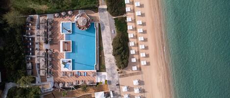 Einkaströnd, sólbekkir, sólhlífar, strandhandklæði