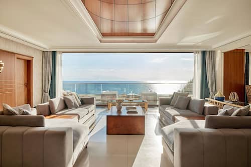Royal Suite | Wohnbereich | 55-Zoll-Smart-TV mit Digitalempfang, Netflix, DVD-Player