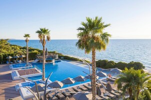 Una piscina cubierta, una piscina al aire libre de temporada