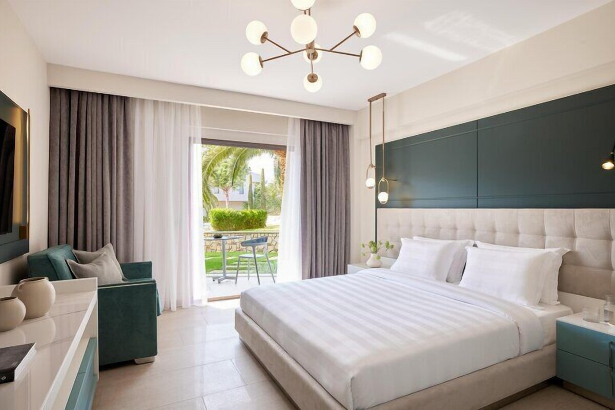 Chambre double, vue sur le jardin | Lit avec matelas en mousse à mémoire, minibar, coffre-fort, bureau