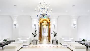 Couples treatment room(s), sauna, hot tub, steam room