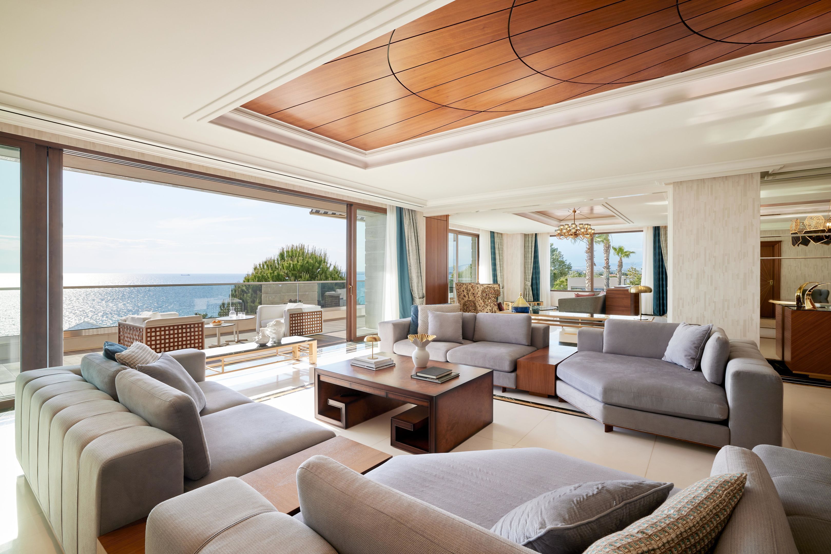 Royal Suite | Vardagsrum | 55-tums smart-tv med digitalkanaler, Netflix och dvd-spelare