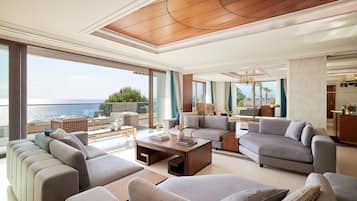 Royal Suite | Vardagsrum | 55-tums smart-tv med digitalkanaler, Netflix och dvd-spelare
