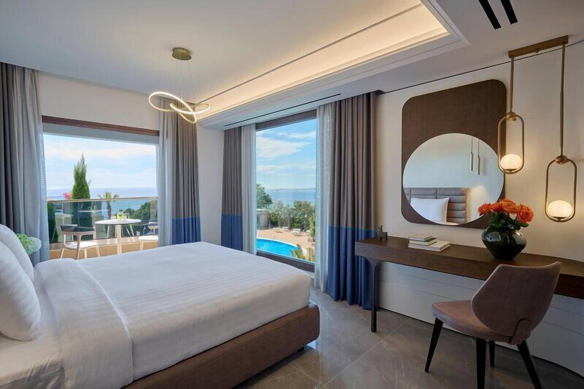 Calista Suite | Memory foam beds, minibar, in-room safe, desk