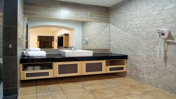 Superior Room | Bathroom | Shower, free toiletries, hair dryer, slippers