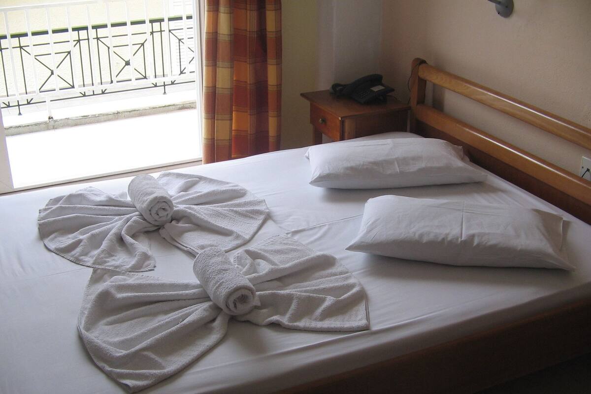 Standard Double Room Single Use, City View | In-room safe, desk