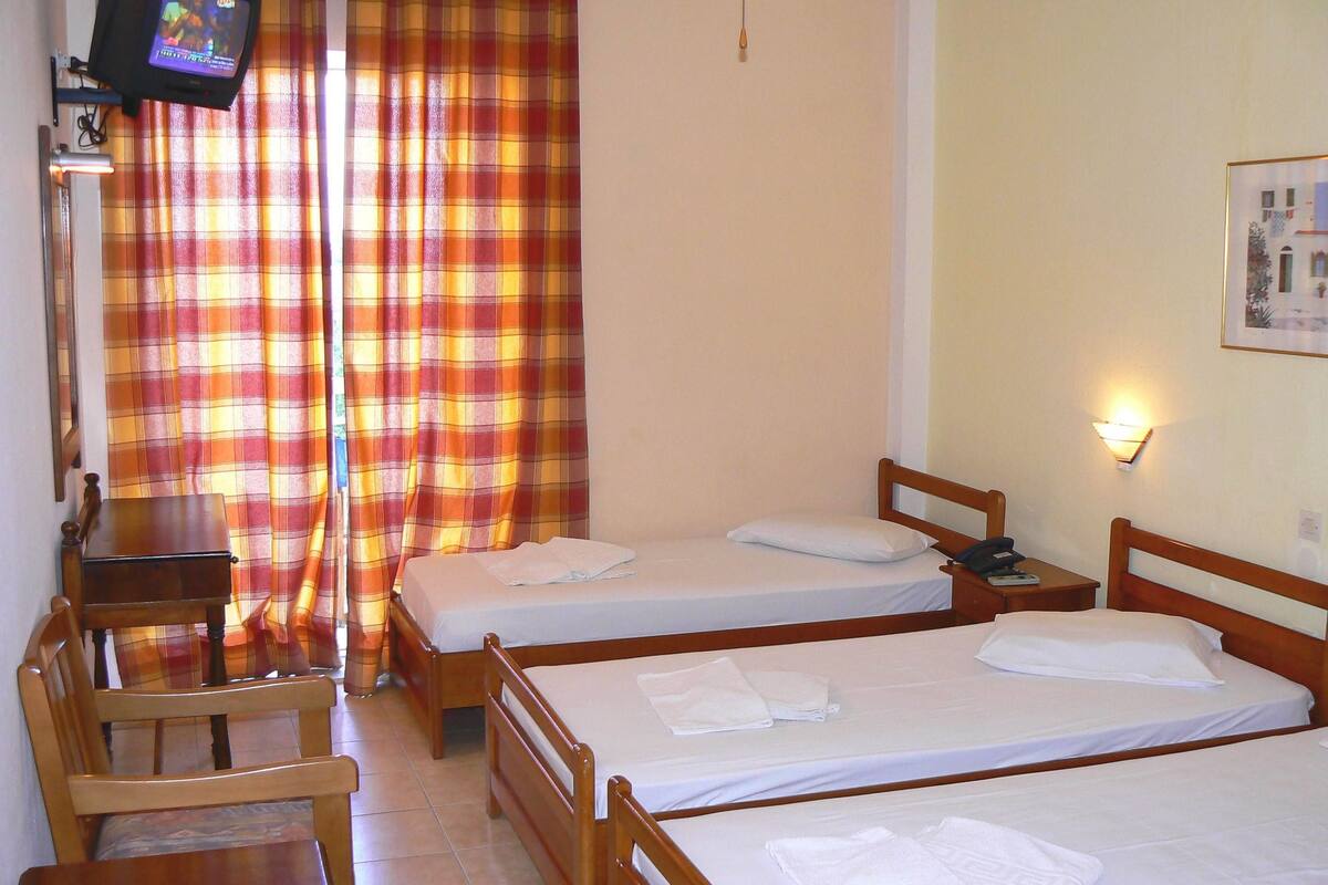 Standard Room, City View | In-room safe, desk