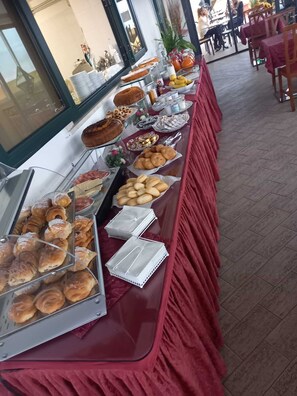 Daily continental breakfast for a fee - Hotel Villa Adriana (Tivoli)