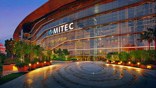 Een modern gebouw met het bord "MITEC" in grote letters.