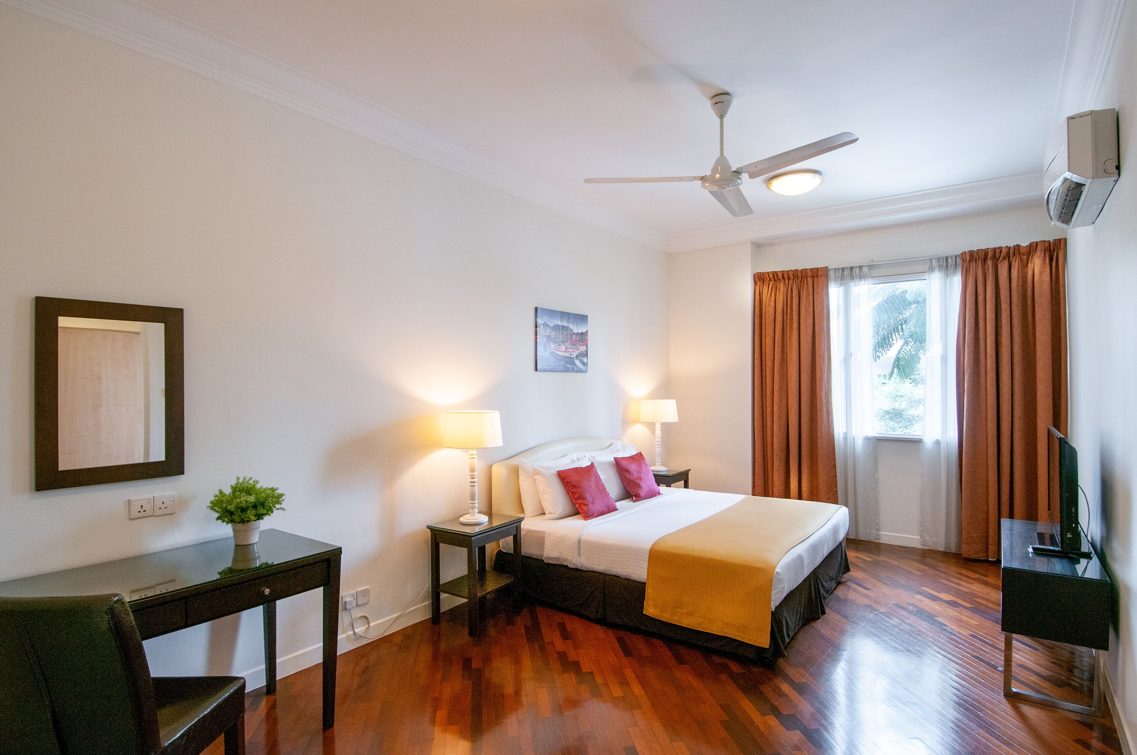 3 bedrooms, in-room safe, desk, laptop workspace