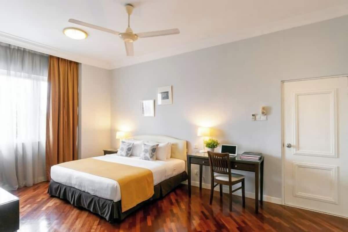 3 bedrooms, in-room safe, desk, laptop workspace