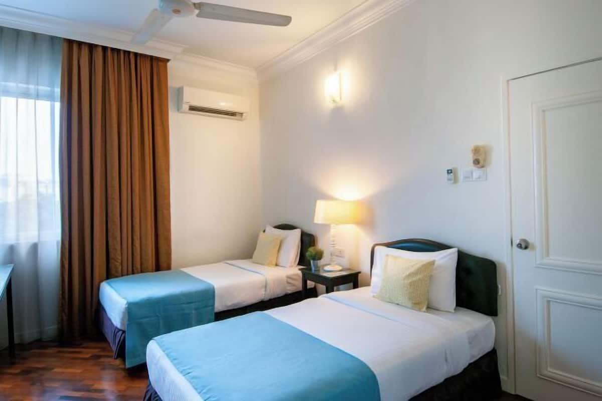 3 bedrooms, in-room safe, desk, laptop workspace