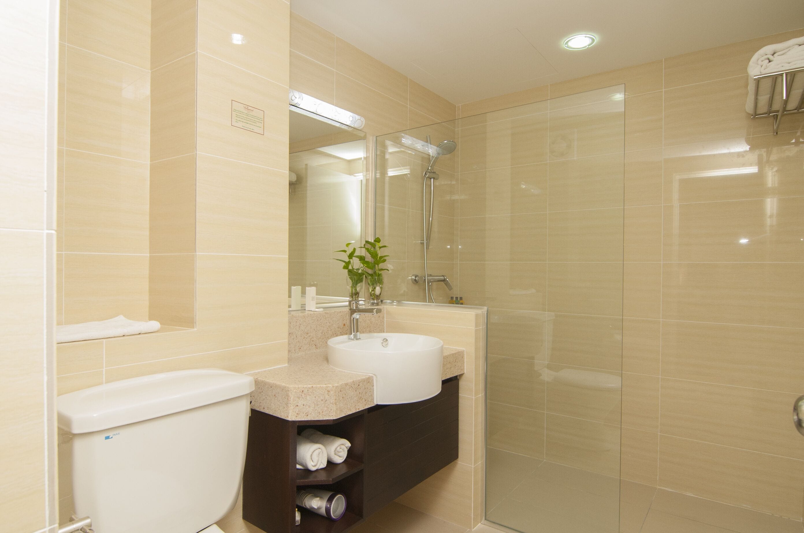 combined shower/bathtub, free toiletries, hair dryer, slippers