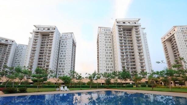 Un complejo residencial con piscina.