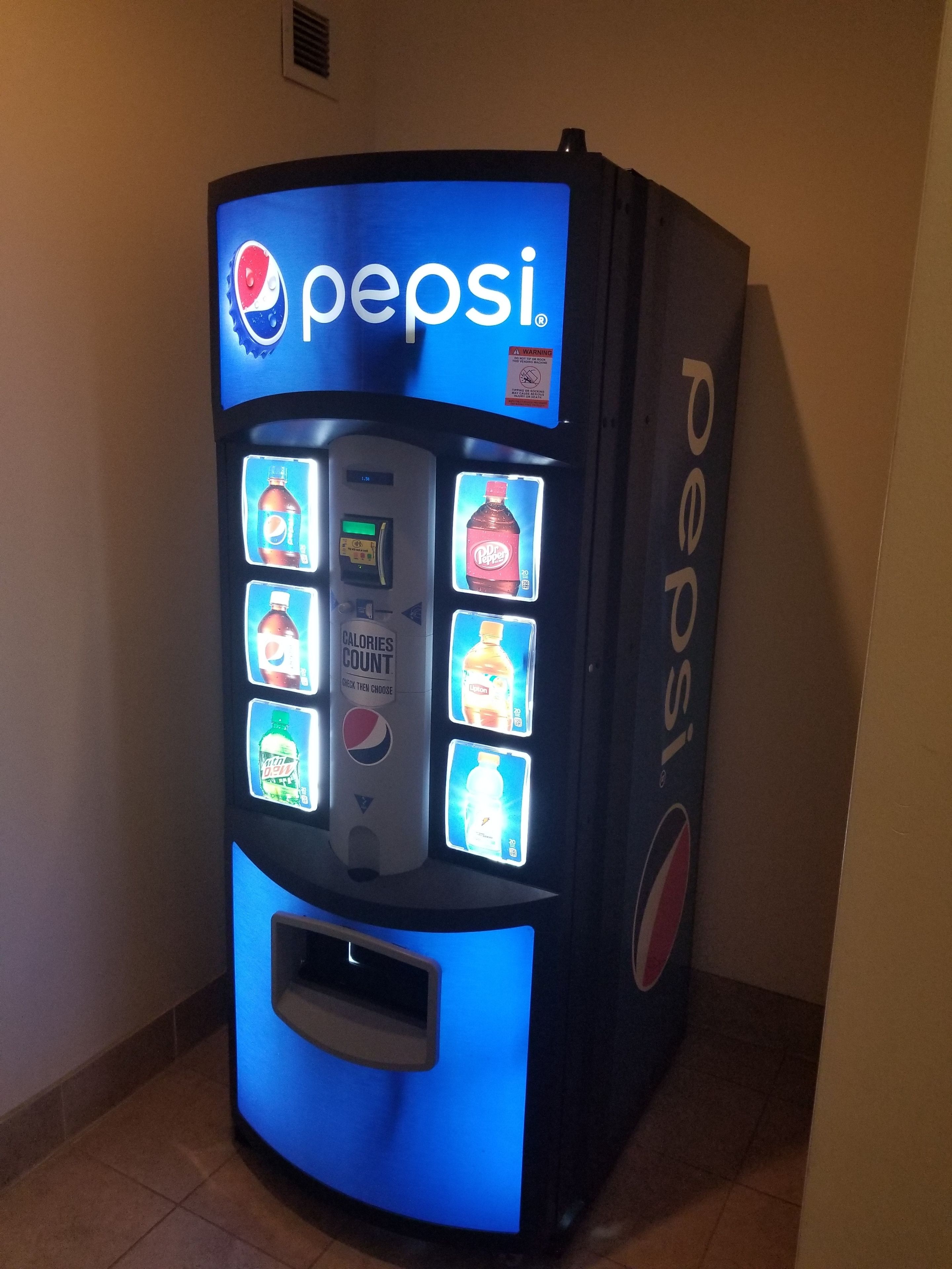 Eine Pepsi-Getränkeautomaten mit Digitalanzeige und Kalorienzähler.