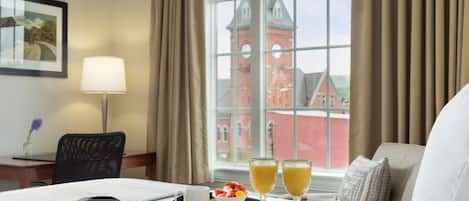 1 Schlafzimmer, Zimmersafe, Schreibtisch, Bügeleisen/Bügelbrett