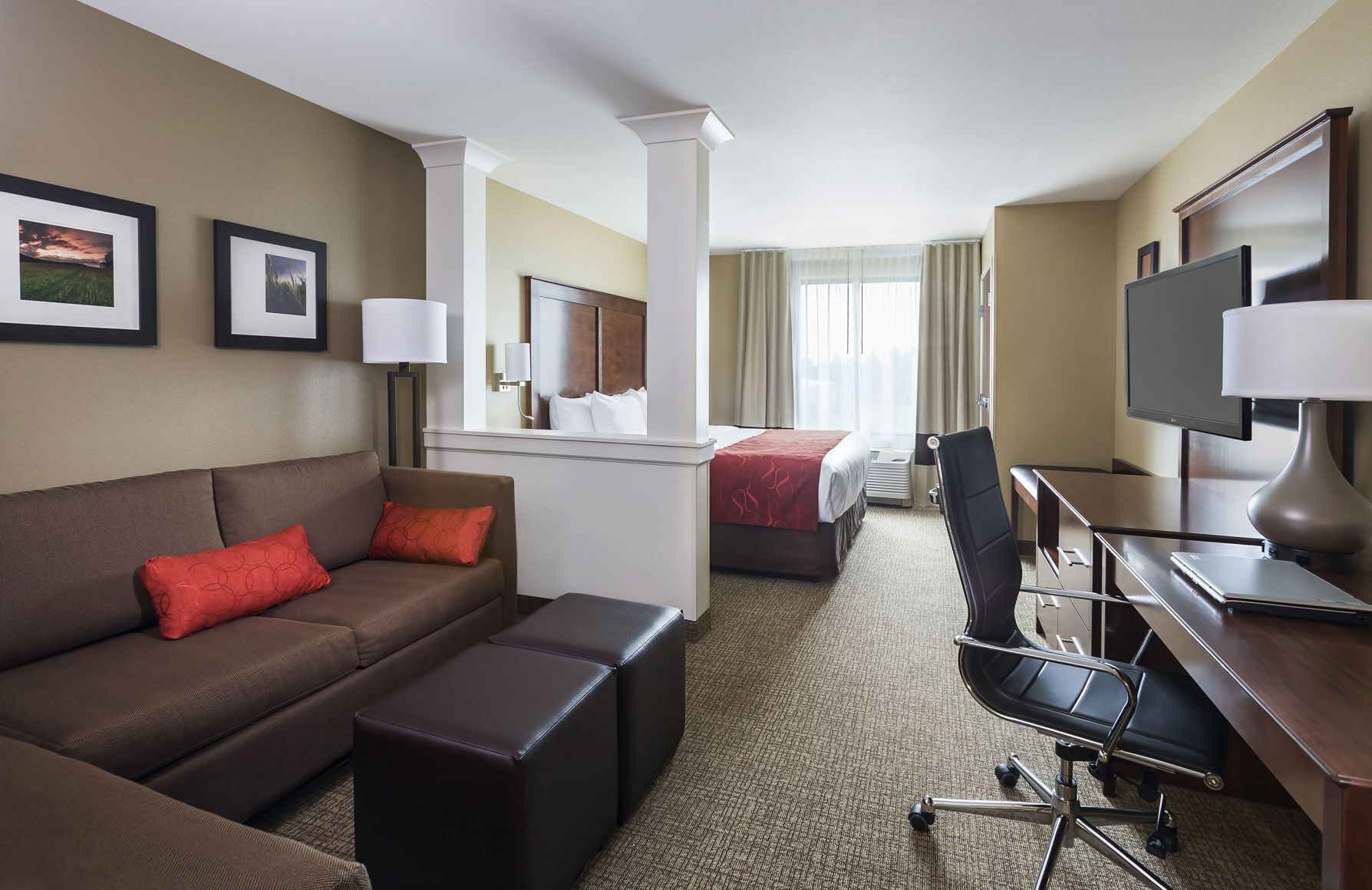 Desk, laptop workspace, iron/ironing board, free WiFi