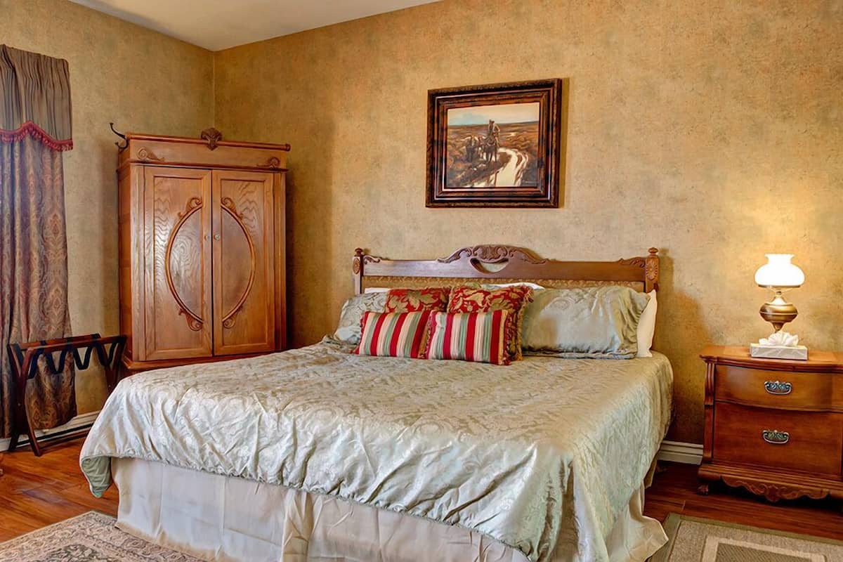 Suite junior, 2 habitaciones | Caja de seguridad en la habitación y decoración personalizada