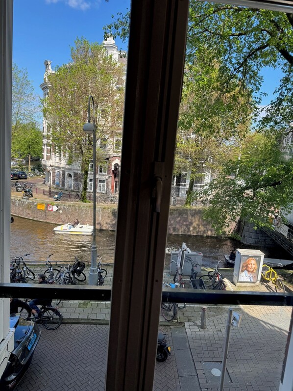 Single Room, 1 Single Bed | Bathroom | Shower, towels - Hotel Titus (Amsterdam)