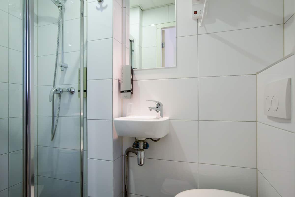 Basic Oda, 2 Tek Kişilik Yatak, Özel Banyo | Banyo | Duş, havlu