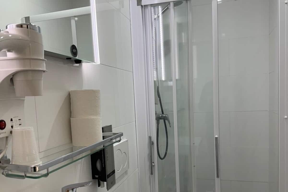 Üç Kişilik Oda, 3 Tek Kişilik Yatak | Banyo | Duş, havlu