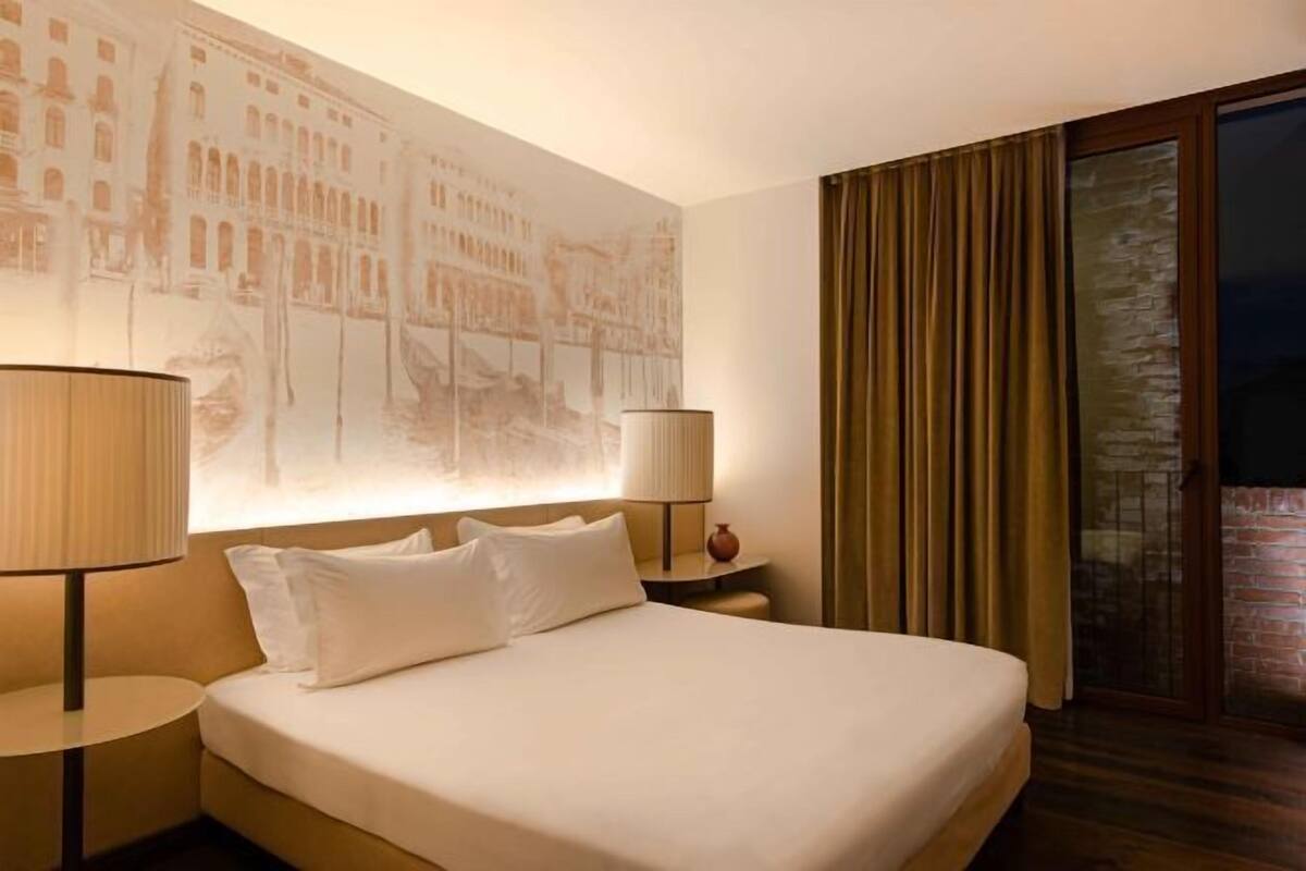 Hypo-allergenic bedding, minibar, in-room safe, blackout curtains