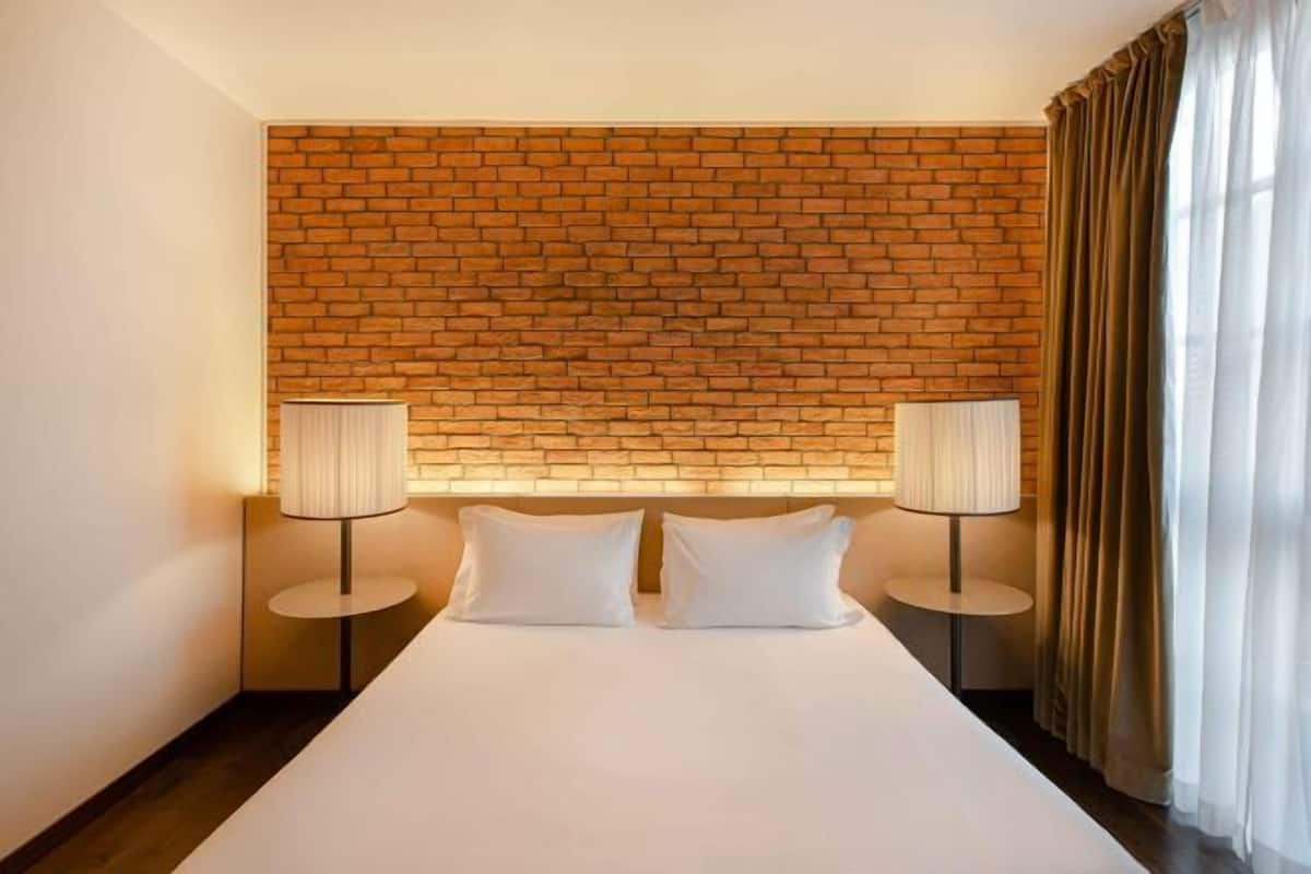 1 bedroom, hypo-allergenic bedding, minibar, in-room safe
