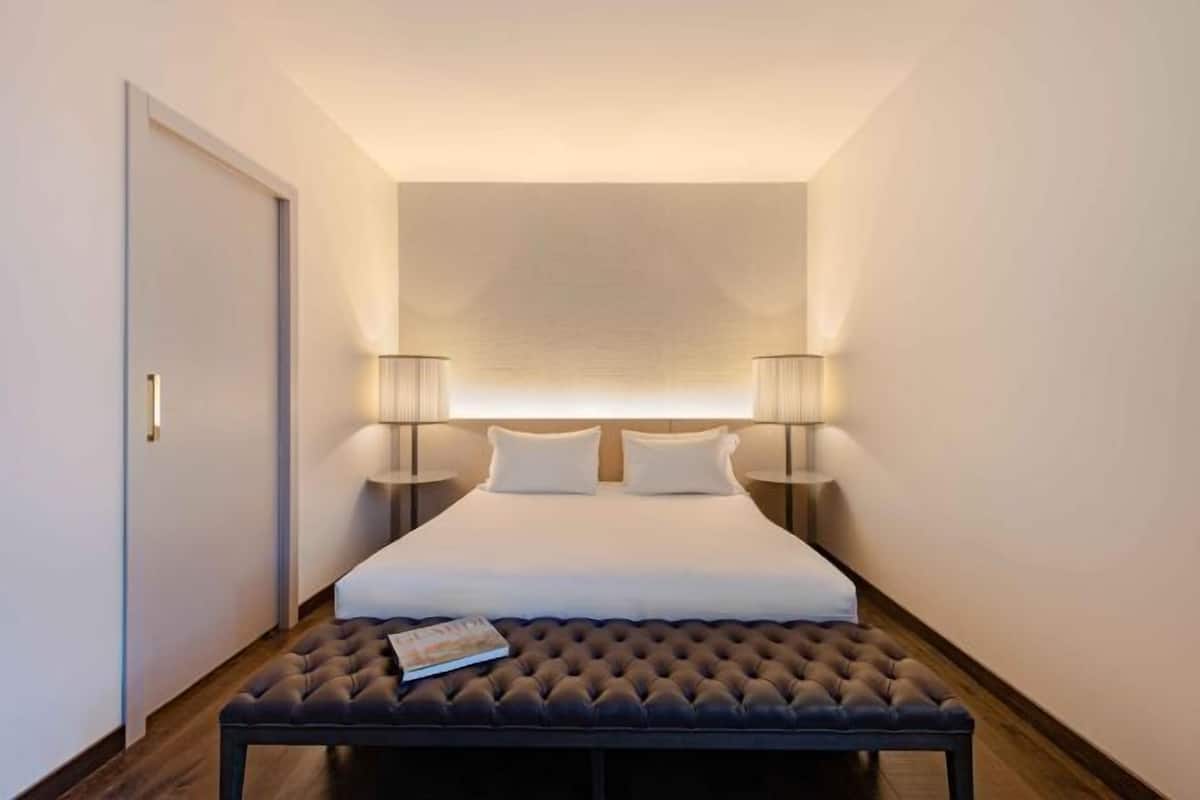 1 bedroom, hypo-allergenic bedding, minibar, in-room safe
