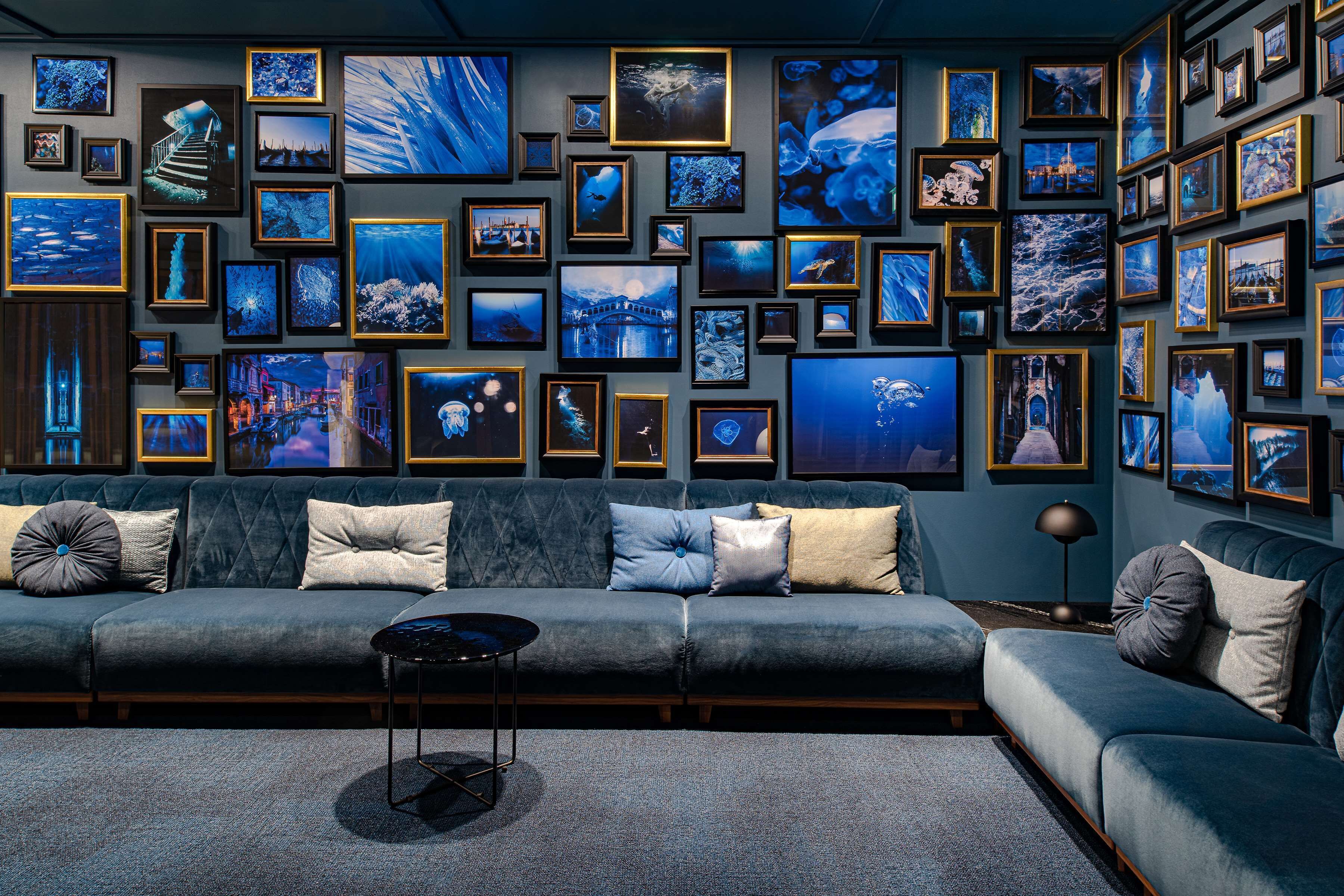 2 bars/lounges, cocktail bar