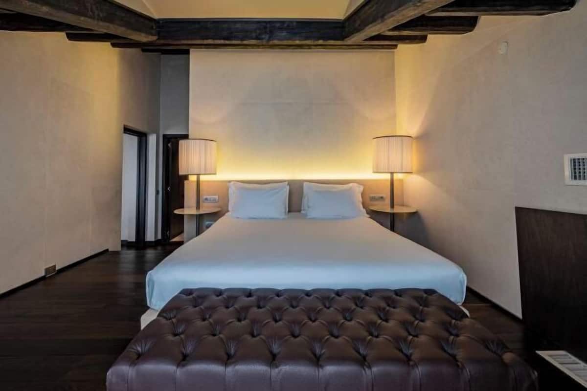 1 bedroom, hypo-allergenic bedding, minibar, in-room safe